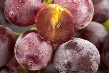 Lezzetli siyah üzüm ve siyah arkaplan