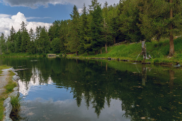 Der Fischer See in Grächen mitten im Wallis im Sünden der Schweiz Ferienwanderung
