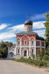 Fototapeta na wymiar Monasterio de Luzhetsky Mozhaysk El Kremlin de Mozhaisk