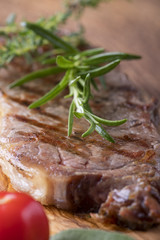 Gegrilltes Steak auf Holz mit Gewürzen