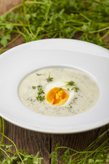 frischen Kerbelsuppe in einem Suppenteller auf Holz