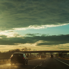 Sonnenaufgang auf der Autobahn
