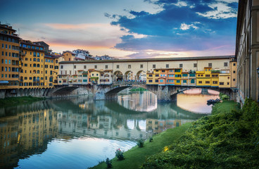 Berühmte Brücke Ponte Vecchio auf dem Arno in Florenz, Italien. Abendansicht.
