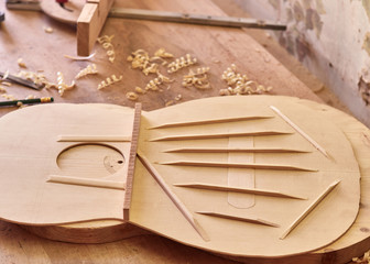 Lautner makes a classic guitar. Luthier gives a chamfered shape to the brace.