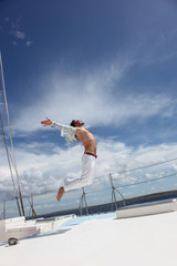 Junger Mann auf einer Yacht