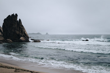 Fototapeta na wymiar Waves and cliff