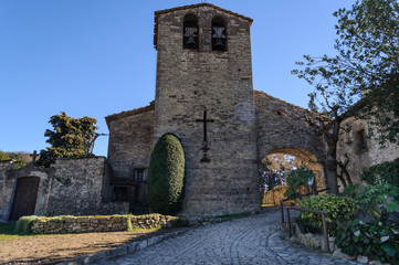 Fototapeta na wymiar La iglesia de Sant Cristòfol de Tavertet (San Cristóbal de Tavertet) se encuentra en el término de Tavertet en la comarca catalana de Osona, Cataluña, España
