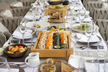 the sashimi assorted of six kinds of fish on a wooden board