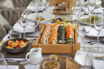 the sashimi assorted of six kinds of fish on a wooden board