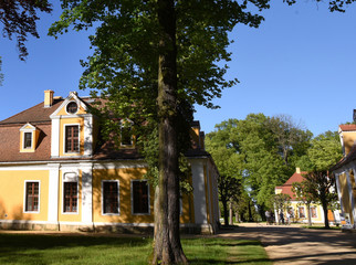 Pavillons am Weg im Schlossgarten von Schloss Neschwitz