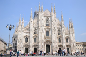 Fototapeta premium Katedra w Mediolanie z pięknymi rzeźbami i placem w Mediolanie we Włoszech