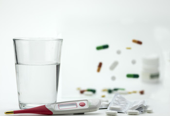 Glas mit fieberthermometer