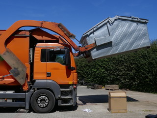 Recycling vehicle at work
Recycling vehicle, truck, a heavy commercial vehicle at work

Recycling-Fahrzeug, Lastkraftwagen, ein schweres Nutzfahrzeug bei der Arbeit