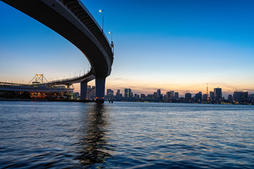 レインボーブリッジと東京タワーの夕景
