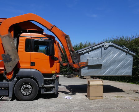 Recycling vehicle at work
Recycling vehicle, truck, a heavy commercial vehicle at work

Recycling-Fahrzeug, Lastkraftwagen, ein schweres Nutzfahrzeug bei der Arbeit