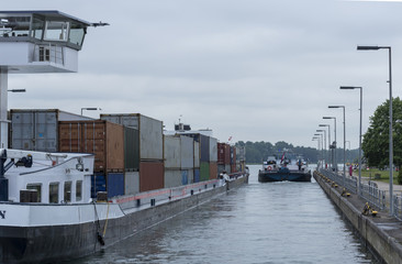Containerschiff beim ausfahren