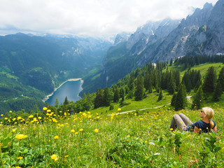 Frau genießt die Berge in Oberösterreich