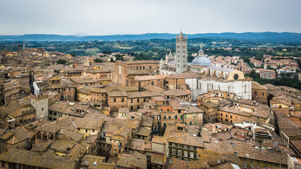 Obraz premium Panoramiczny widok na miasto Siena, Włochy, z widokiem na katedrę w Sienie