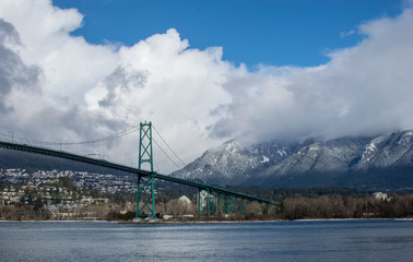 Fototapeta premium Stroll to the Bridge