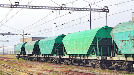 Obraz premium Trenes de mercancías en las vías del puerto de Gijón, Principado de Asturias, Asturias, España