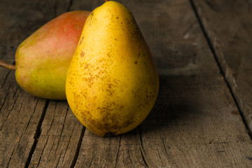 eski ahşap &uuml;st&uuml;nde olgun armut