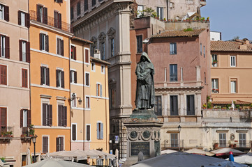 Roma, piazza Campo de Fiori - Mercato e statua di Giordano Bruno