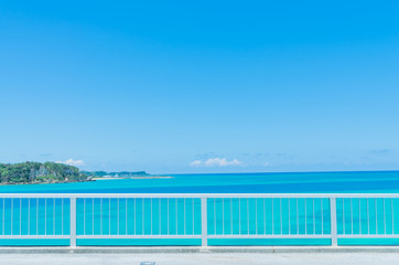 Fototapeta na wymiar 夏真っ盛り 沖縄の青い空とエメラルドグリーンの海