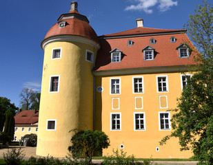 Westturm von Barockschloss Milkel vor blauem Sommerhimmel