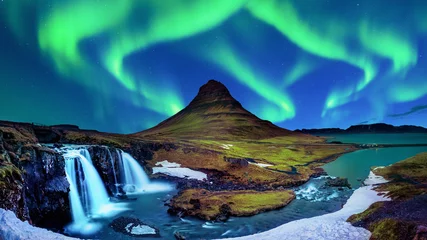 Gartenposter Wasserfälle Nordlicht, Aurora borealis bei Kirkjufell in Island. Kirkjufell-Berge im Winter.