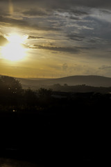 Couché de soleil sur une petite montagne avec des éoliennes