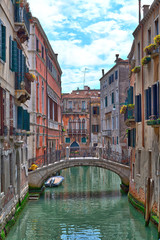 In der Altstadt von Venedig in Italien mit vielen Kanälen, Brücken und herrlichen alten historischen Gebäuden