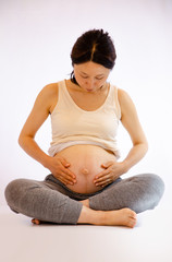 大きくなったお腹を観察する妊婦