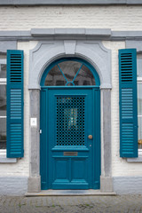 Blaue Tür mit Fensterläden in Brügge, Belgien, Europa