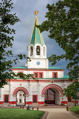 Fototapeta na wymiar The Front Gate in Kolomenskoye, Russia