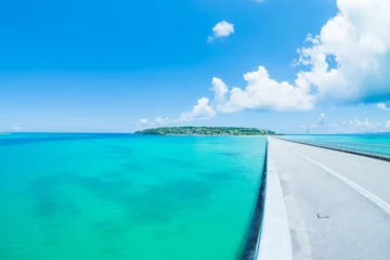Rolgordijnen 夏真っ盛り 沖縄の青い空とエメラルドグリーンの海 © Keigo