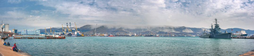 Набережная в городе Новороссийск, Россия. Панорамный вид на морской порт с набережной в городе Новороссийск © chingis61