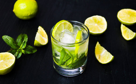 Mojito mint leaf cocktails with ice