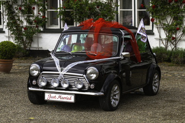 Mini Auto bunt geschmückt als Hochzeitswagen