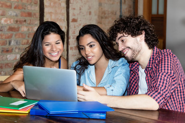 Junge Informatikstudenten beim Lernen