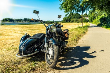 Motorrad mit Seitenwagen auf Feldweg