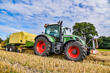 Strohernte - Traktor mit Ballenpresse