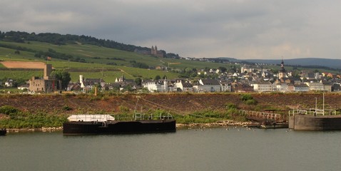 Blick von Bingen über den Rhein auf Rüdesheim