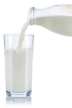 Milch einschenken eingießen eingiessen Glas Flasche Milchglas freigestellt Freisteller isoliert