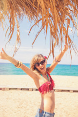 Naklejka premium Beautiful woman having fun on the tropical sandy beach. Summer concept.