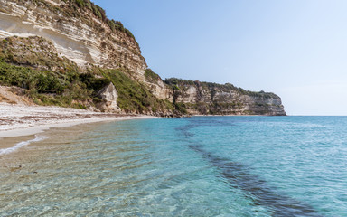 Fototapeta premium Piękna pusta piaszczysta plaża i turkusowe morze