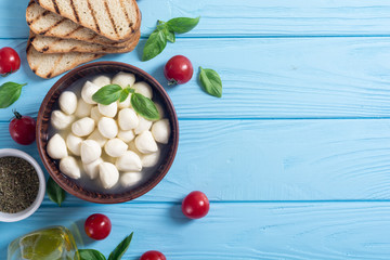 Mozzarella , cherry tomatoes and bread