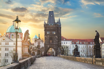 Naklejka premium Widok na Most Karola w Pradze podczas zachodu słońca, Republika Czeska. Światowej sławy punkt orientacyjny w Pradze.