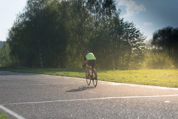 Obraz premium Cyclist riding a bike on a special training bicycle road in Moscow