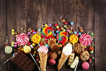 Photo sur Aluminium Bonbons bonbons avec de la gelée et du sucre. gamme colorée de différents bonbons et friandises pour enfants