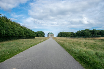 Jagdhütte in Dänemark mit Straße im Vordergrund, Dyrehaven